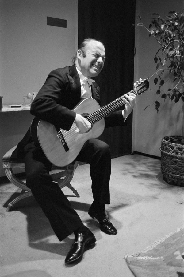 Julian Bream in dressing room, Lincoln Centre, New York. November 1981