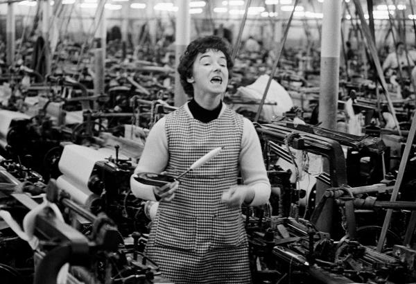 Weaver ‘mee-mawing’, Queen Street Mill, Harle Syke, Burnley, Lancashire. January 1976