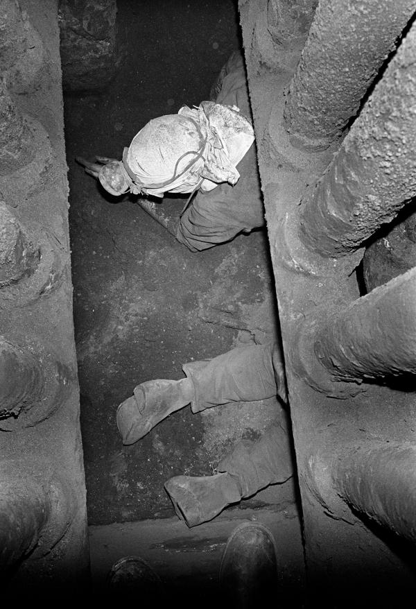 Fluing the ‘connies’ (economiser pit) beneath the Lancashire boiler. Easter holiday, April 1976