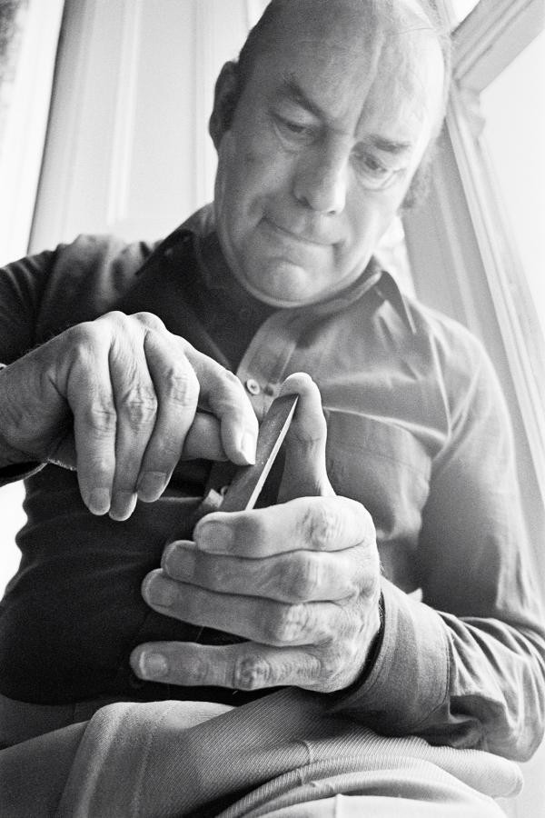 Julian Bream burnishing his finger nails