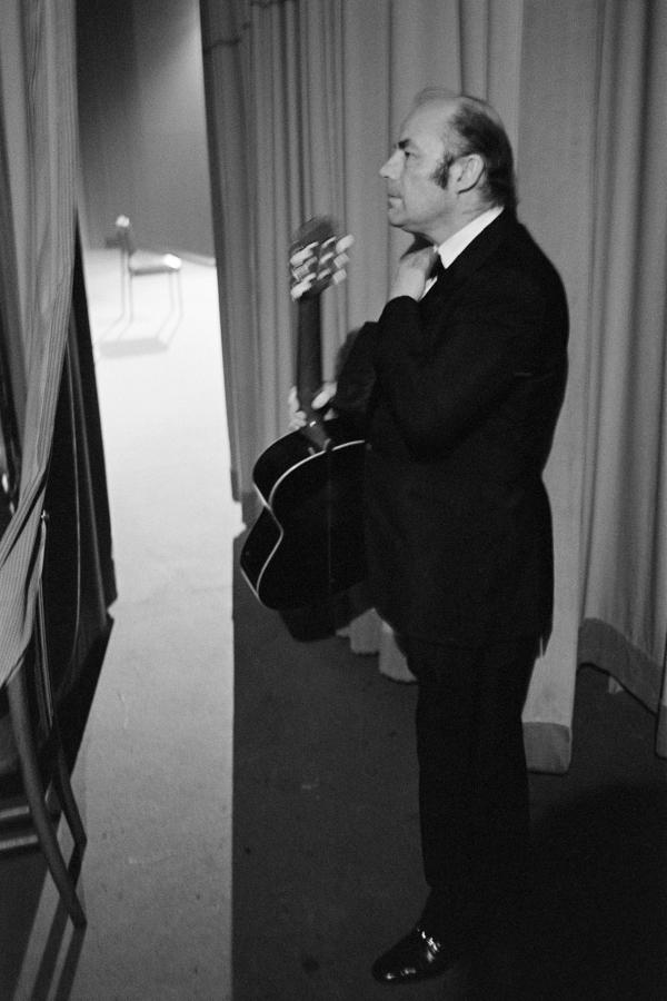 Julian Bream, about to go on stage, Rome. 17 March 1981