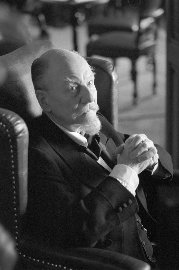 Sir John Gielgud [Pfistermeister] on the set of 'Wagner'. Vienna 1982